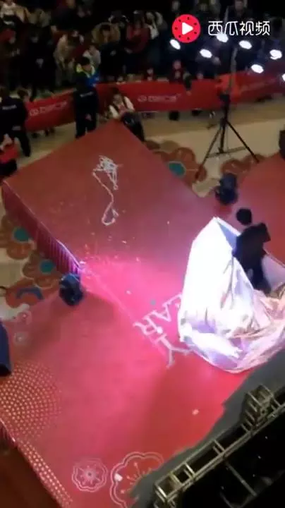 台下正在表演驚人魔術,樓上偶然經過的觀眾,卻無意間拍到「破功內幕」,整個笑到不行!!