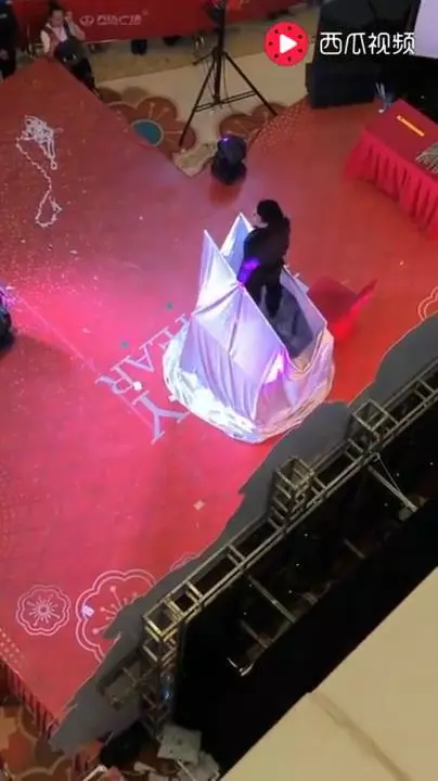 台下正在表演驚人魔術,樓上偶然經過的觀眾,卻無意間拍到「破功內幕」,整個笑到不行!!