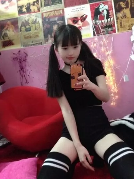這個10歲的眼鏡小女孩每天自拍沒人理!直到某天她PO出「拔下眼鏡的超級娜美照」,全國男網友都暴動了!