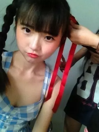 這個10歲的眼鏡小女孩每天自拍沒人理!直到某天她PO出「拔下眼鏡的超級娜美照」,全國男網友都暴動了!