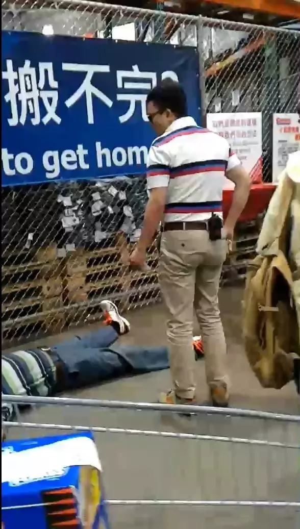 好市多懷疑客人是賊! 4員工肉身阻欄「推他倒地」警察到場傻眼
