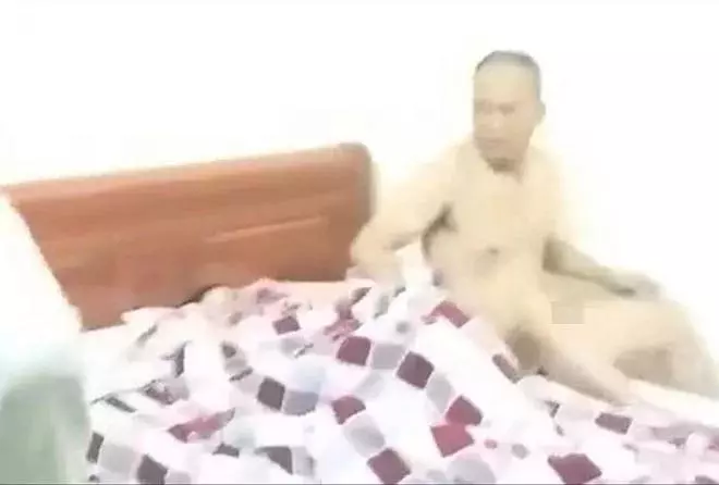 ◤說黃道黑◢ 不准學生看咸片 老師自己去開房