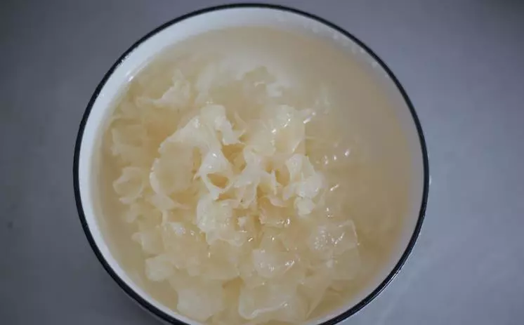 銀耳和此物一起煮,每天喝一碗,皮膚白嫩,肚子贅肉減少,越喝越年輕