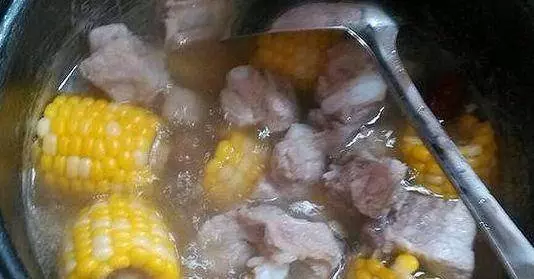 母親照顧妻子坐月子,天天排骨湯,嘴饞喝了一口,隔天我把她送走