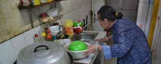 母親照顧妻子坐月子,天天排骨湯,嘴饞喝了一口,隔天我把她送走