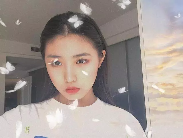 汪峰女兒小蘋果大曬濃妝照被讚美如劉亦菲,顏值瞬間飆升好幾倍,網友:小蘋果真的長大了