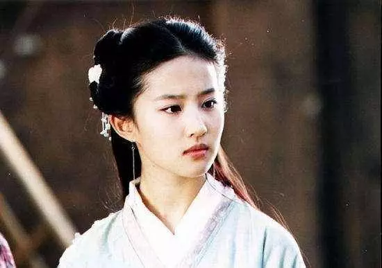 汪峰女兒小蘋果大曬濃妝照被讚美如劉亦菲,顏值瞬間飆升好幾倍,網友:小蘋果真的長大了