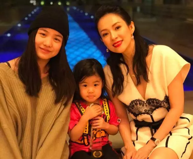 汪峰女兒小蘋果大曬濃妝照被讚美如劉亦菲,顏值瞬間飆升好幾倍,網友:小蘋果真的長大了