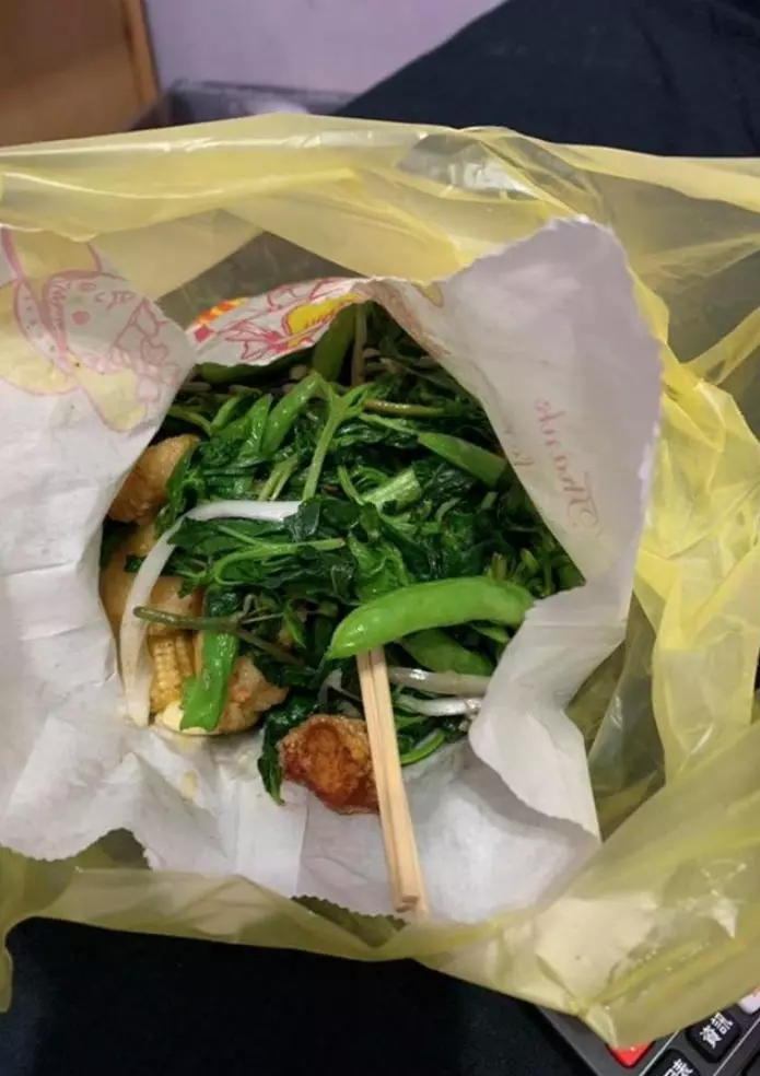 買鹹酥雞「加30元九層塔」 老闆直接「塞爆」讓網友笑翻:懂吃喔~