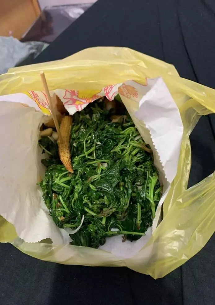 買鹹酥雞「加30元九層塔」 老闆直接「塞爆」讓網友笑翻:懂吃喔~