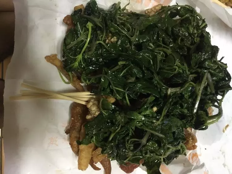 買鹹酥雞「加30元九層塔」 老闆直接「塞爆」讓網友笑翻:懂吃喔~