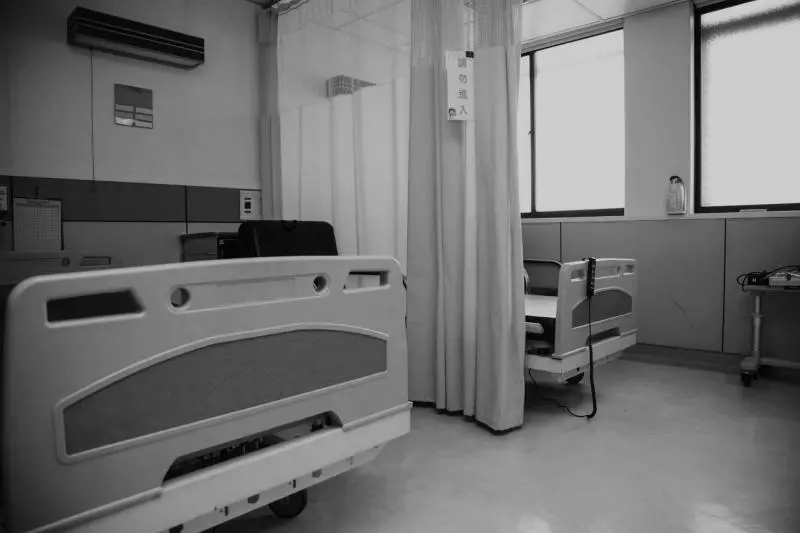 惡媳婦整天跑病房要錢!婆婆丟存摺「刷多少都給妳」…刷完臉都綠了