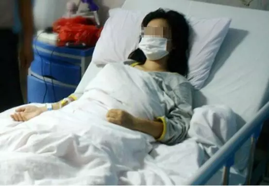 岳母住院,非讓女婿陪床,醫生趁查房塞一紙條,女婿一瞧,臉綠了