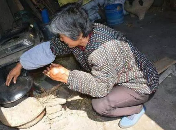 母親車禍去世,肇事司機賠償六十萬,兩年後看到母親手機,蒙了