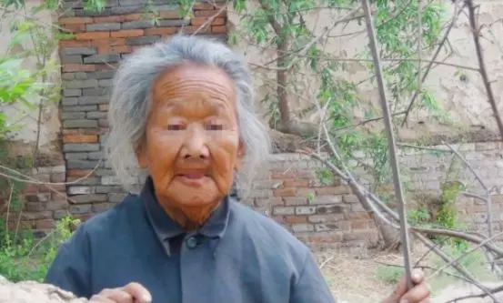 兒子一月給母寄一萬,母死後存摺卻只有一毛錢,看到遺書,兒傻住
