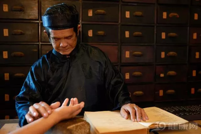 中醫提醒:體內濕氣重,5個異常會顯而易見,該祛濕了