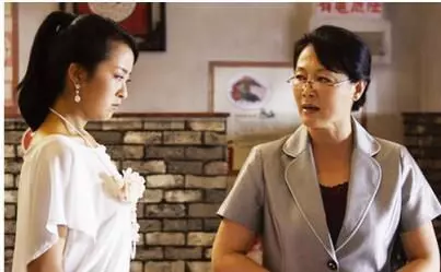 婆婆臨終給小叔子一套房,只給俺一盆花,半年後挖開,俺倒地不起