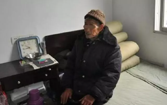 農村公公半月不換洗衣服,我嫌有味趕他走,掀起床鋪,我哽咽到哭