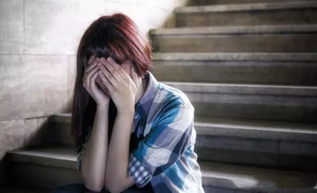 農村公公半月不換洗衣服,我嫌有味趕他走,掀起床鋪,我哽咽到哭