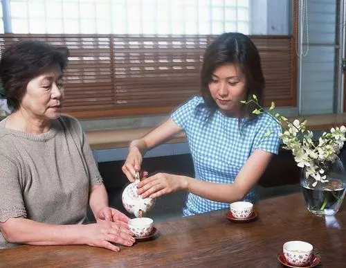 第一次去男友家,晚上和婆婆睡,她老踢我腳,掀起被子我捂住嘴巴