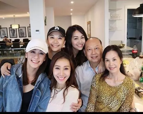 全家遭起底!黃心穎家世背景曝光!令人驚訝 !