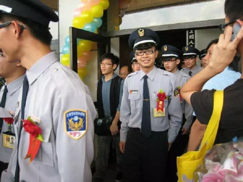 13年前幫助警員全家度難關!陳建州驚喜收到「員警兒子喜訊」 婚禮上一封信讓人淚崩