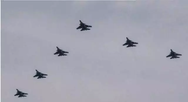 海軍節到來!大批殲-15艦載機掛彈飛行:除了震撼還是震撼