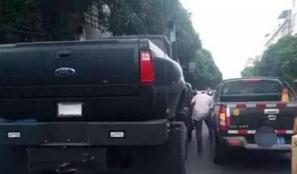 男子貸款百萬買了一輛進口豪車,一個月後加油站笑了,他哭了!