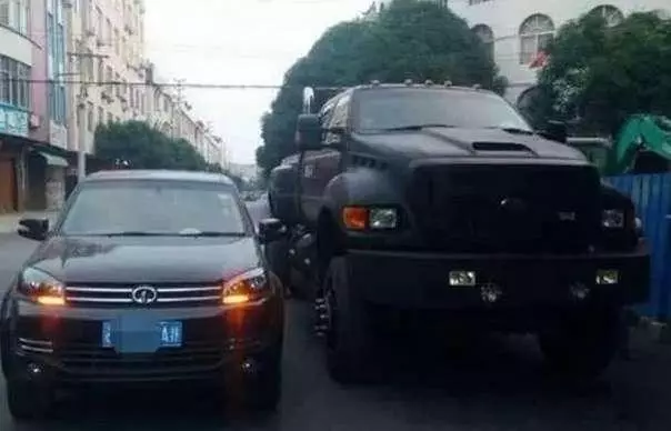 男子貸款百萬買了一輛進口豪車,一個月後加油站笑了,他哭了!