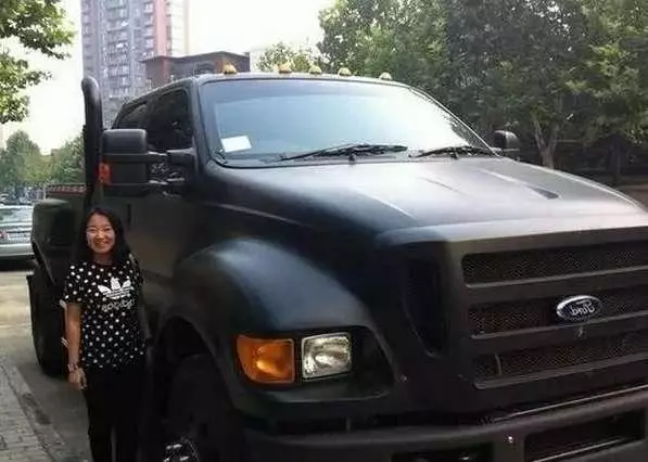 男子貸款百萬買了一輛進口豪車,一個月後加油站笑了,他哭了!
