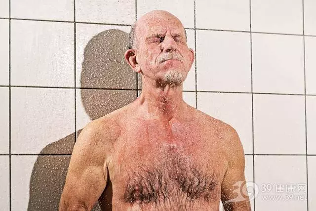 男子洗冷水澡後猝死!醫生:這3類情況,無論多想,都千萬別洗冷水澡!