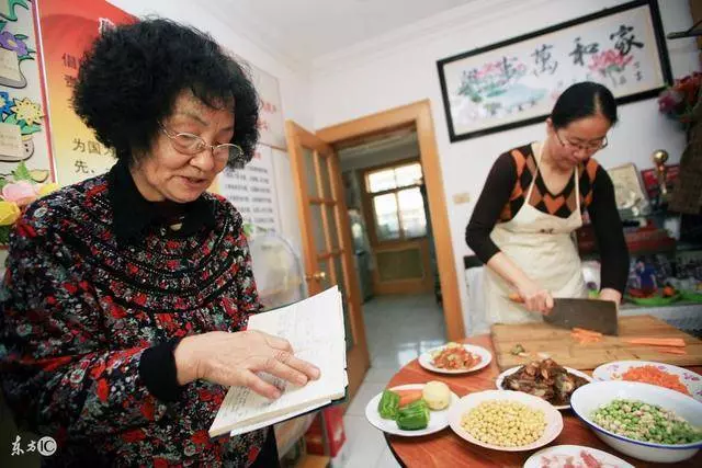 二婚嫁大15歲老公,他死後我被繼子趕出來,沒到兩月卻求我回去
