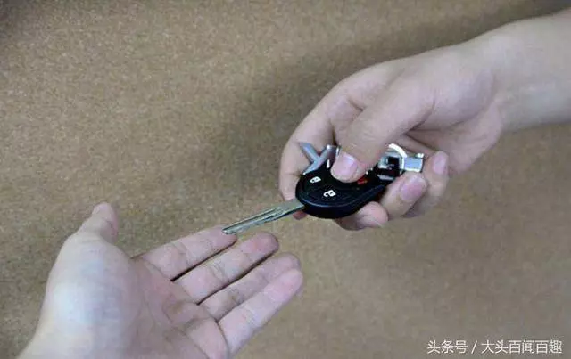 樓上搬來個女人,我乘電梯誤上她家,見門前一雙鞋,我眼一黑昏倒