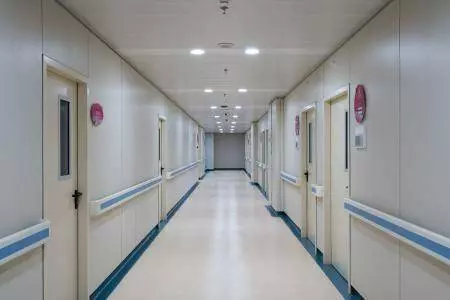 樓上搬來個女人,我乘電梯誤上她家,見門前一雙鞋,我眼一黑昏倒