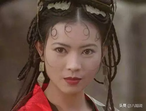 藍潔瑛墓碑被燒黑,現場凌亂不堪,粉絲微博怒斥