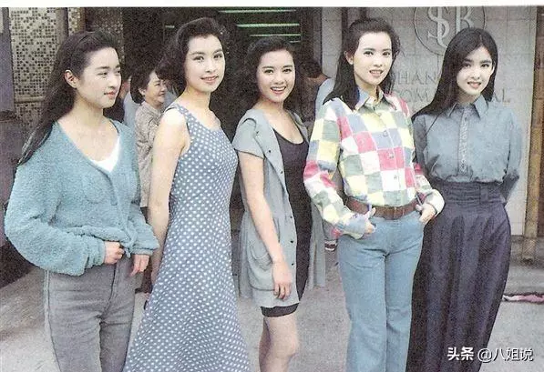 藍潔瑛墓碑被燒黑,現場凌亂不堪,粉絲微博怒斥