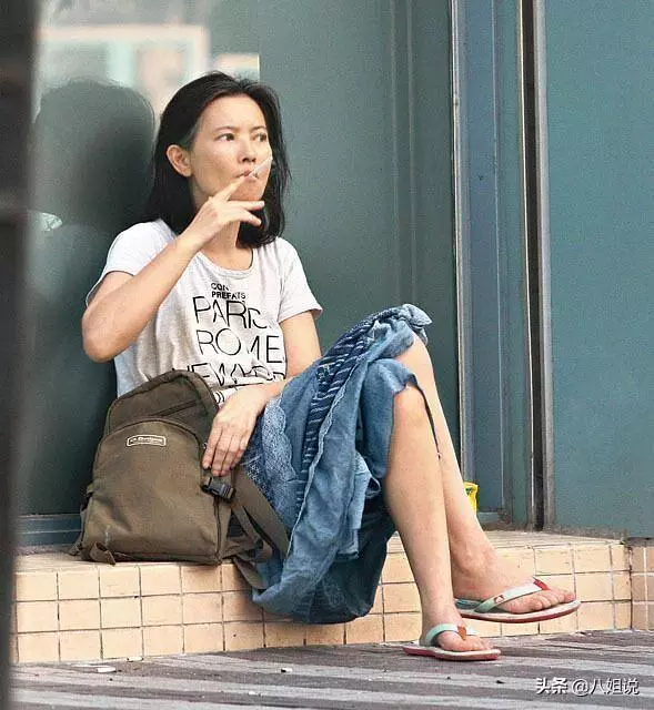 藍潔瑛墓碑被燒黑,現場凌亂不堪,粉絲微博怒斥