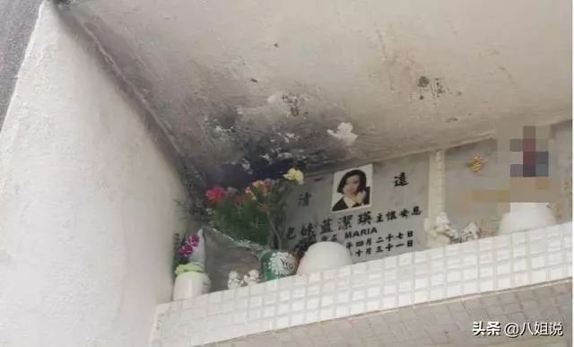 藍潔瑛墓碑被燒黑,現場凌亂不堪,粉絲微博怒斥