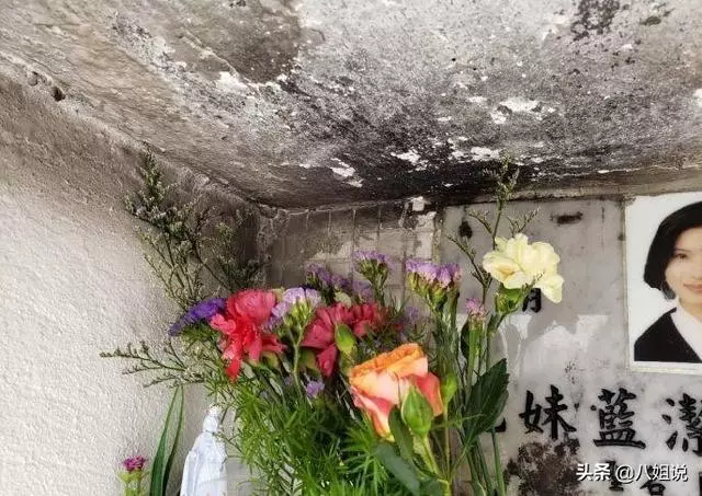 藍潔瑛墓碑被燒黑,現場凌亂不堪,粉絲微博怒斥