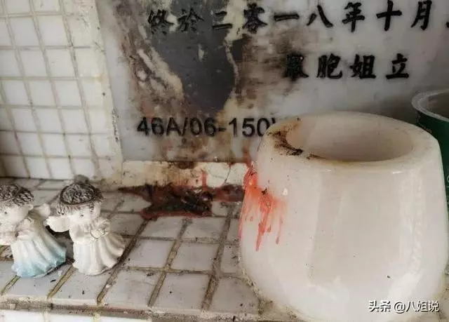藍潔瑛墓碑被燒黑,現場凌亂不堪,粉絲微博怒斥