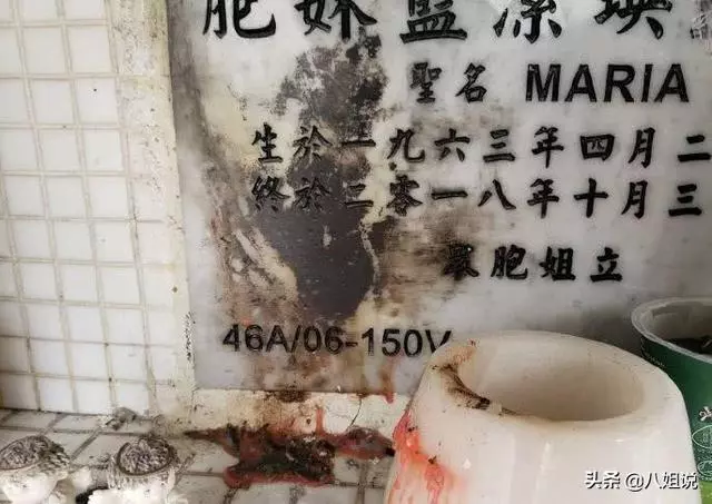 藍潔瑛墓碑被燒黑,現場凌亂不堪,粉絲微博怒斥