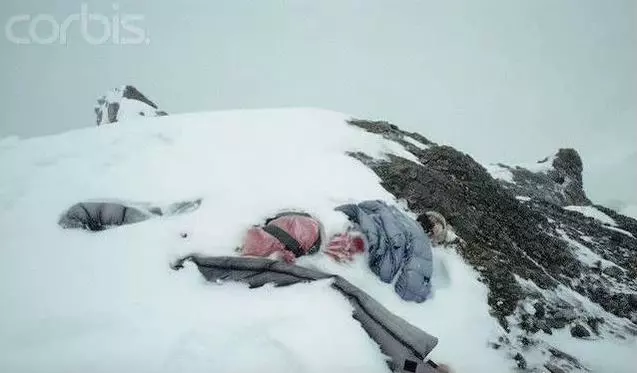 珠峰「睡美人」冰封9年,數百人路過無視,只有一人做了件傻事