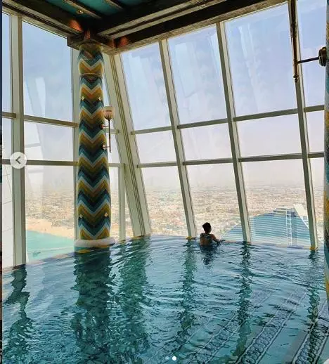 甄子丹帶太太旅遊慶祝生日,汪詩詩貼出泳衣照,大曬身材秀長腿!