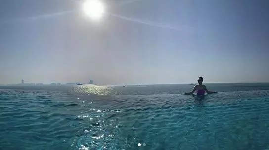 甄子丹帶太太旅遊慶祝生日,汪詩詩貼出泳衣照,大曬身材秀長腿!