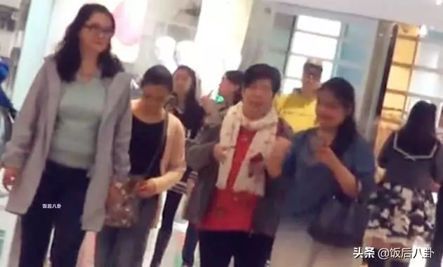 60歲胡慧中與女兒現身鬧市發福明顯,老公入獄後獨自撐起整個家