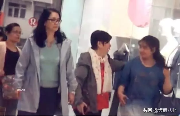 60歲胡慧中與女兒現身鬧市發福明顯,老公入獄後獨自撐起整個家