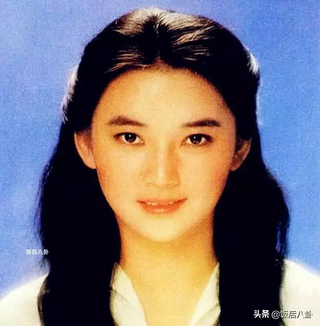 60歲胡慧中與女兒現身鬧市發福明顯,老公入獄後獨自撐起整個家