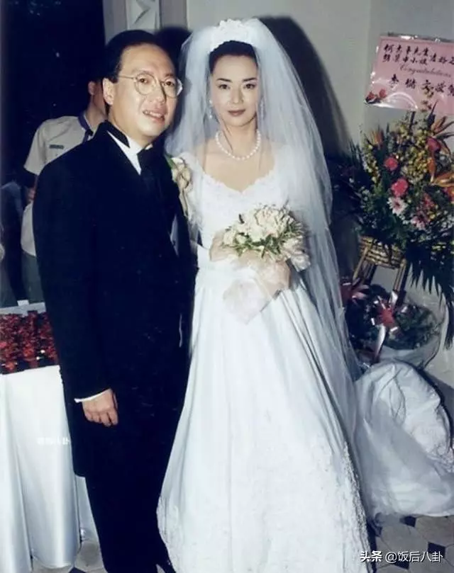 60歲胡慧中與女兒現身鬧市發福明顯,老公入獄後獨自撐起整個家
