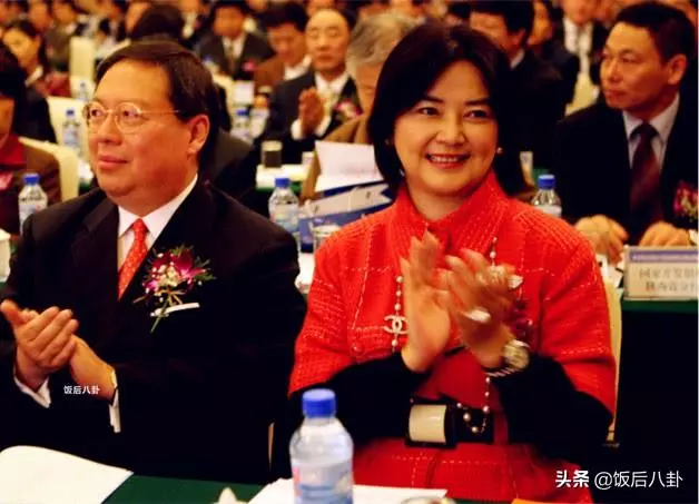 60歲胡慧中與女兒現身鬧市發福明顯,老公入獄後獨自撐起整個家