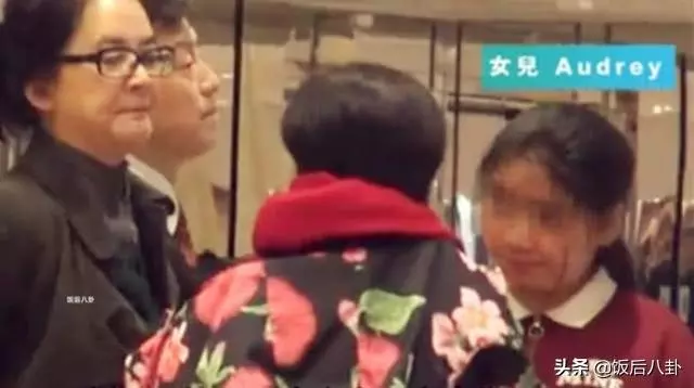 60歲胡慧中與女兒現身鬧市發福明顯,老公入獄後獨自撐起整個家